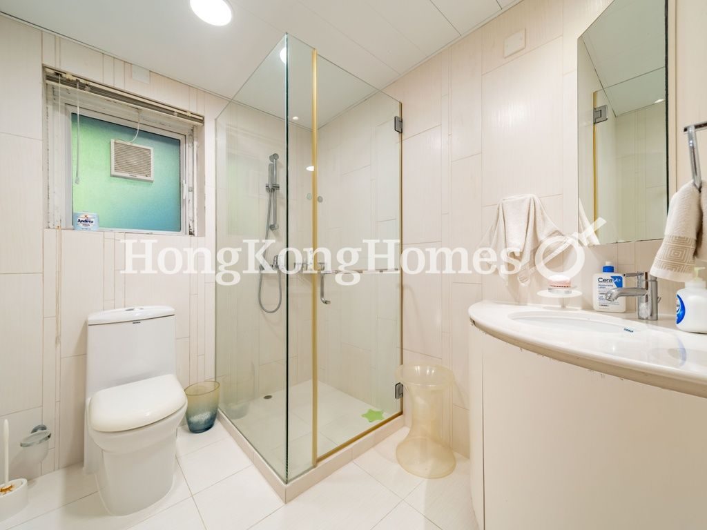Guest Bathroom — Cliffview Mansion - Block C-E, Mid-levels West