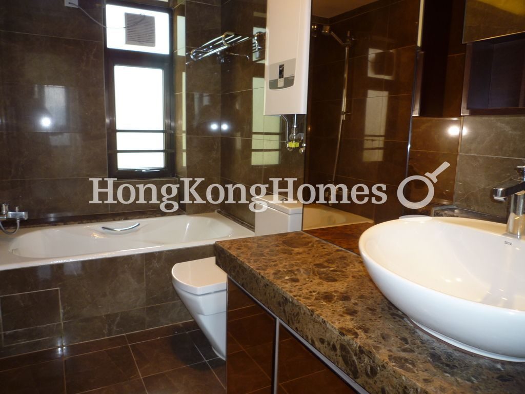 Master Bathroom — Scenic Garden - Block 01, Mid-levels West