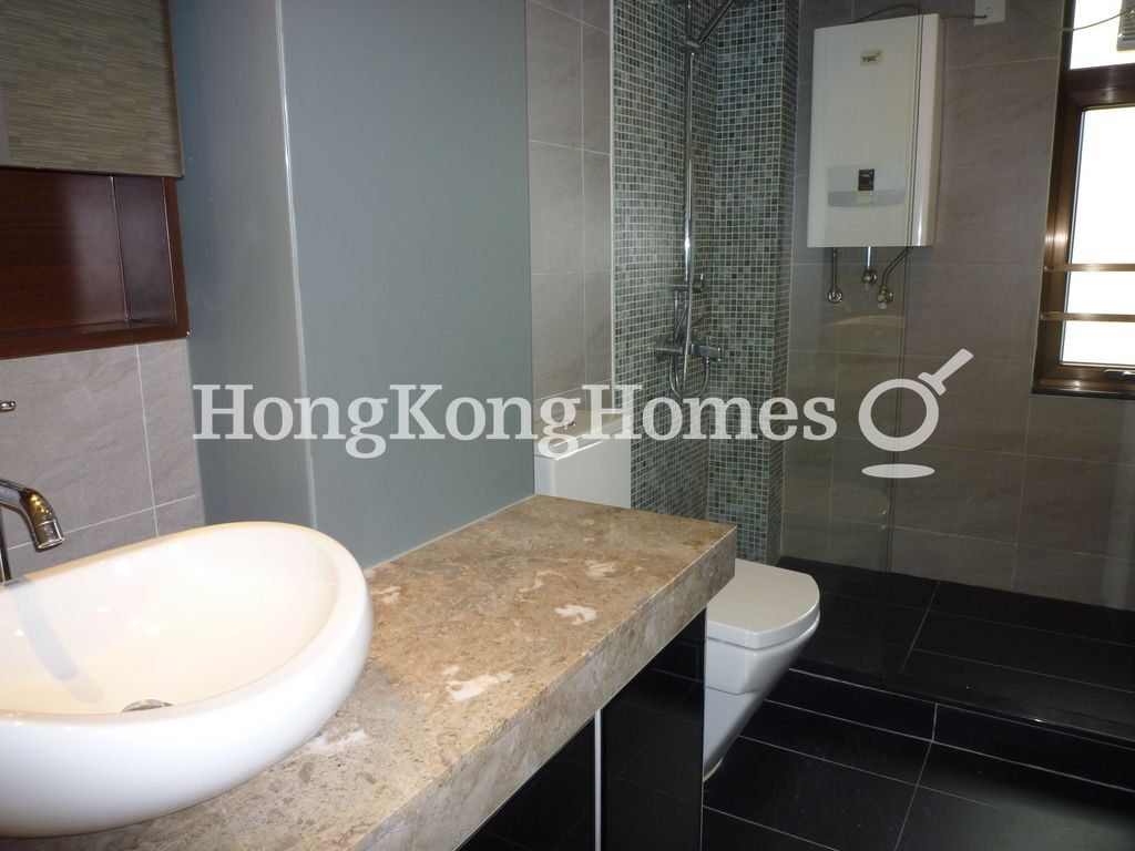 Second Ensuite Bathroom — Scenic Garden - Block 01, Mid-levels West
