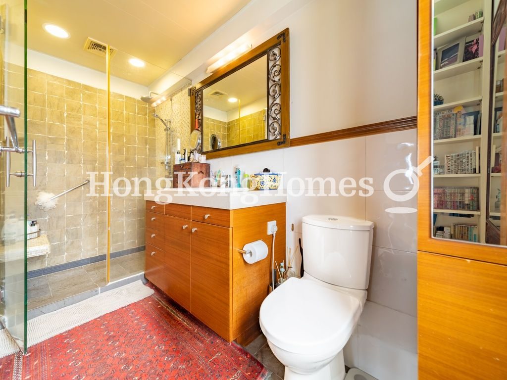 Master Bathroom — Baguio Villa - Block 31, Pokfulam