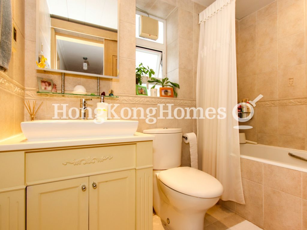 Guest Bathroom — Braemar Hill Mansion - Block 09, North Point Hill