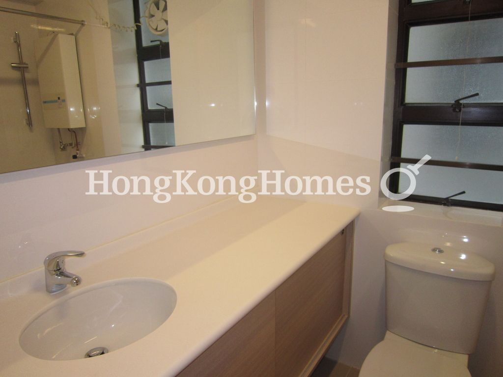 Guest Bathroom — Phase 5 - Greenvale Village - Greenburg Court, Discovery Bay