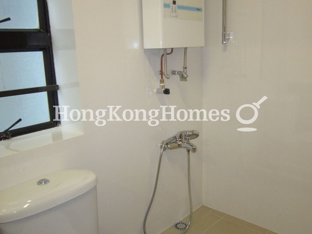 Guest Bathroom — Phase 5 - Greenvale Village - Greenburg Court, Discovery Bay