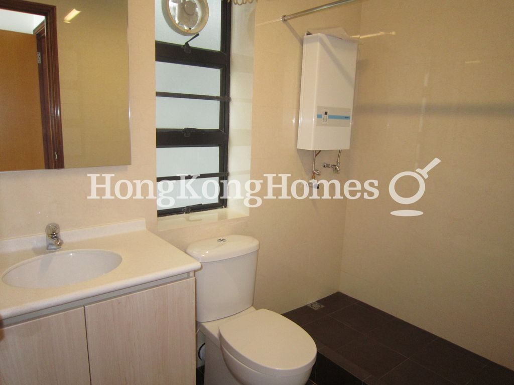 Master Bathroom — Phase 5 - Greenvale Village - Greenburg Court, Discovery Bay