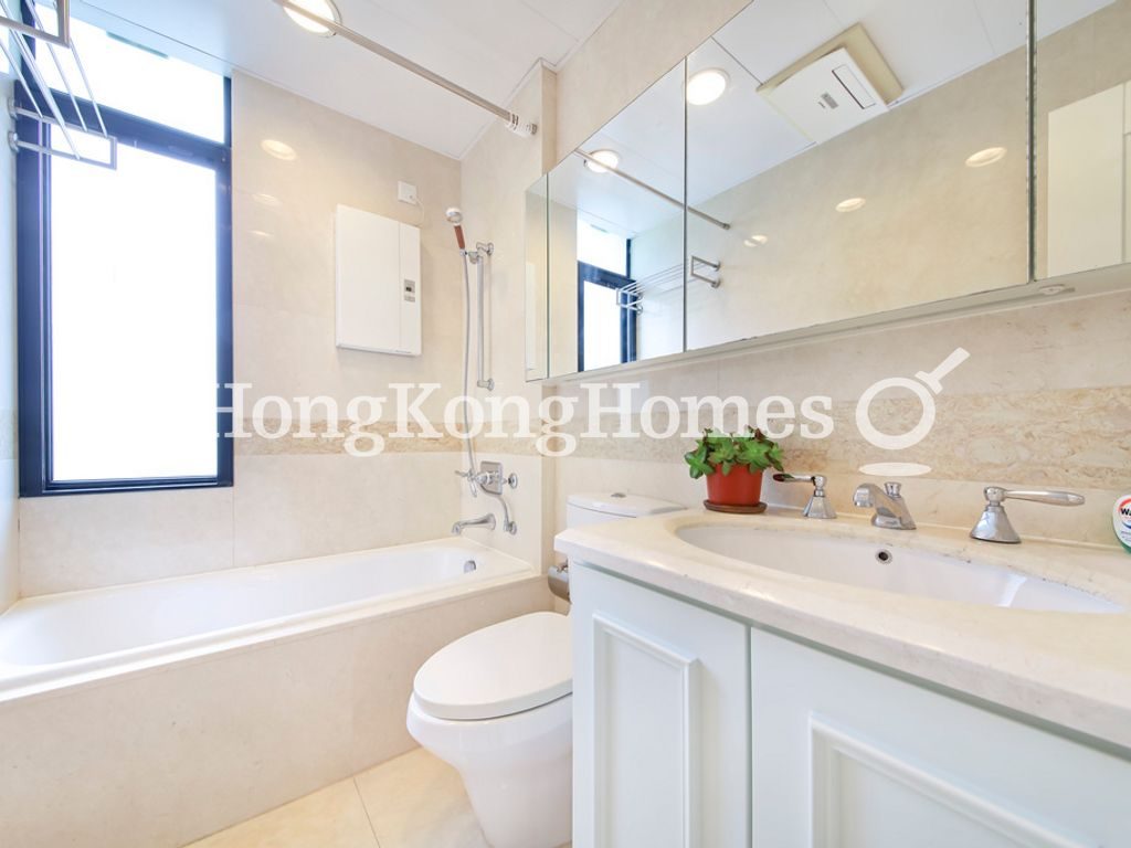 Guest Bathroom — Repulse Bay Road, 37 - Block 01, Repulse Bay
