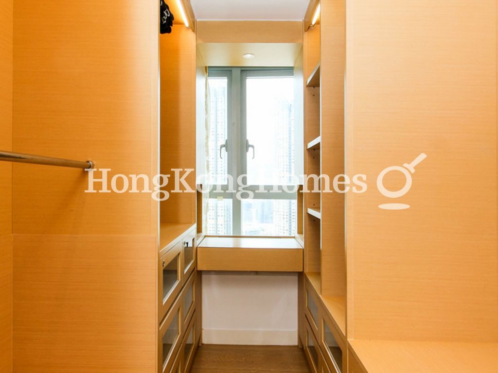 Walk-in Closet in Master Bedroom — The Harbourside - Tower 2, Tsim Sha Tsui