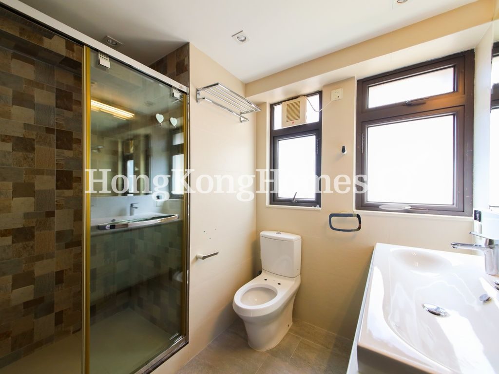 Guest Bathroom — Baguio Villa - Block 21, Pokfulam