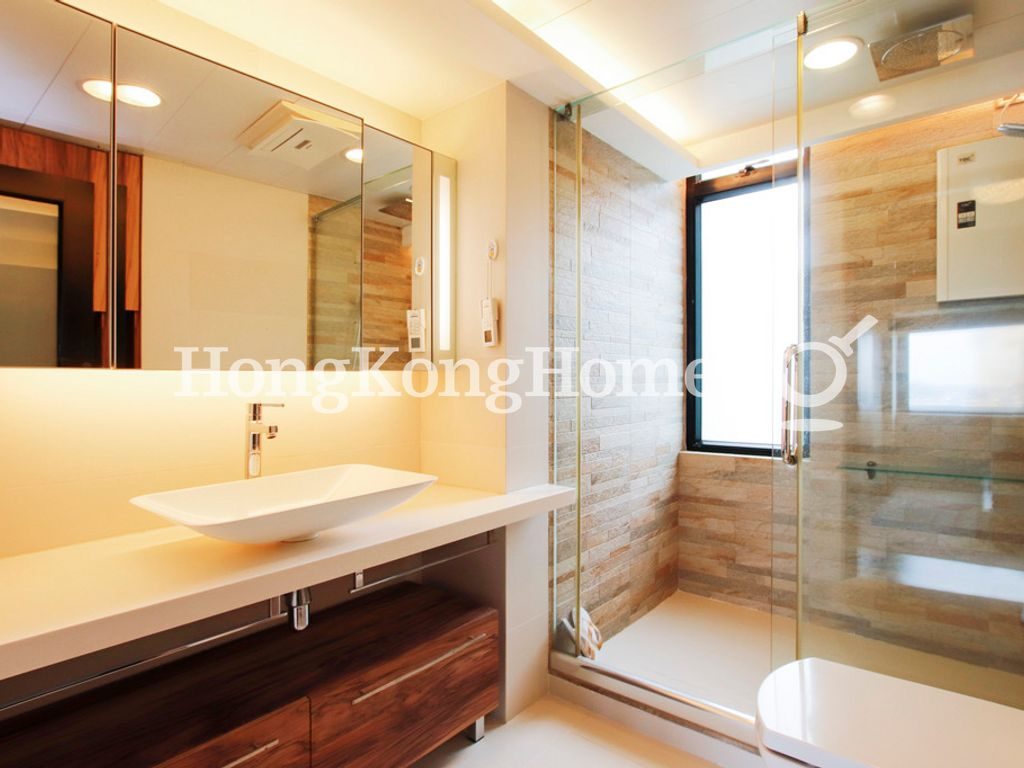 Master Bathroom — Repulse Bay Road, 37 - Block 02, Repulse Bay