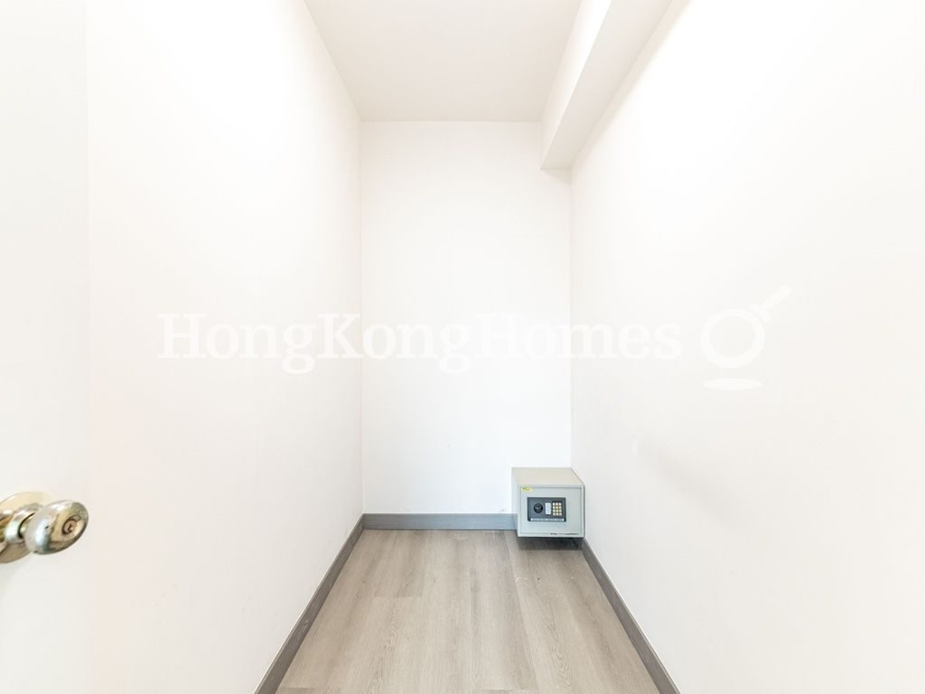 Walk-in Closet in Master Bedroom — Regent Palisades - Block 03, Pokfulam