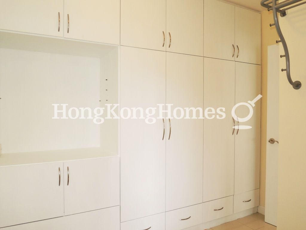 Built-in Wardrobe in Master Bedroom — Kornhill - Block R, Taikoo Shing