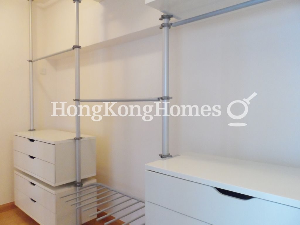 Walk-in Closet in Master Bedroom — The Waterfront - Block 01, Tsim Sha Tsui