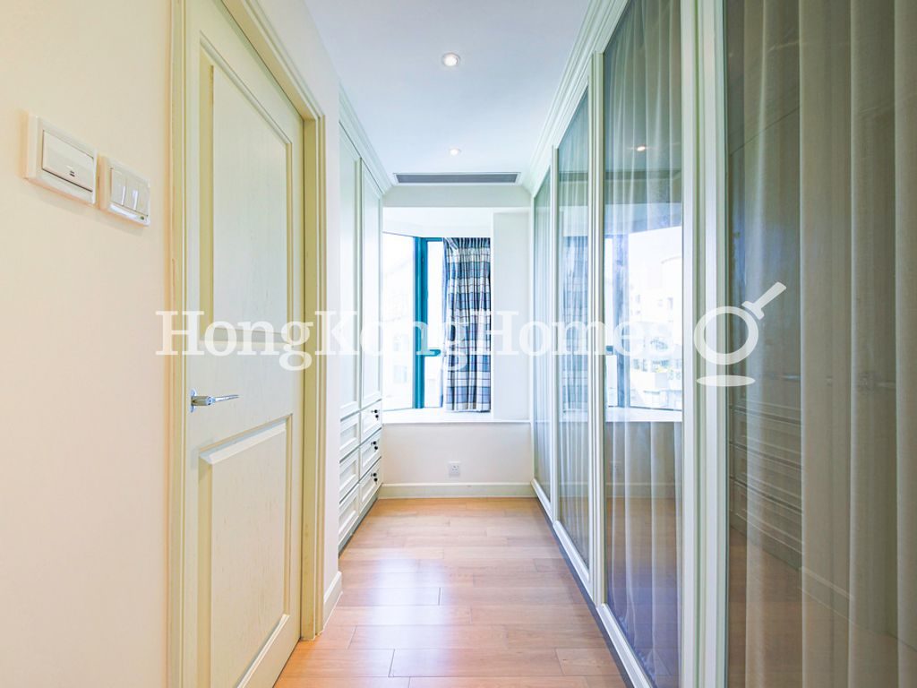 Walk-in Closet in Master Bedroom — Hillsborough Court - Block 01, Mid-levels Central