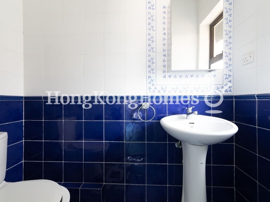 Guest Powder Room — Sea Cliff Mansions - Block 19A-B, Repulse Bay