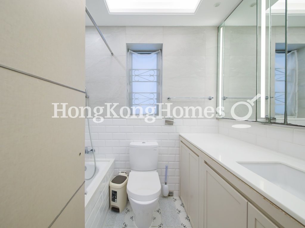 Guest Bathroom — Sorrento Tower - 1, Tsim Sha Tsui