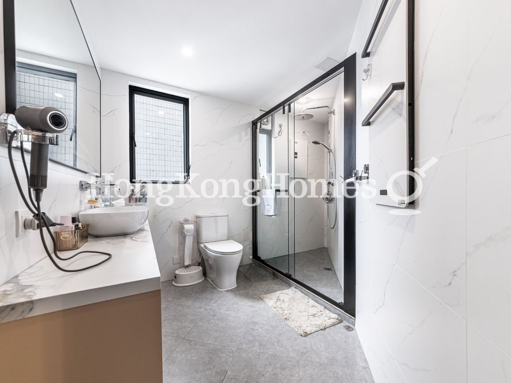 Guest Bathroom — The Regalia - Block 2, Ho Man Tin / Waterloo Road