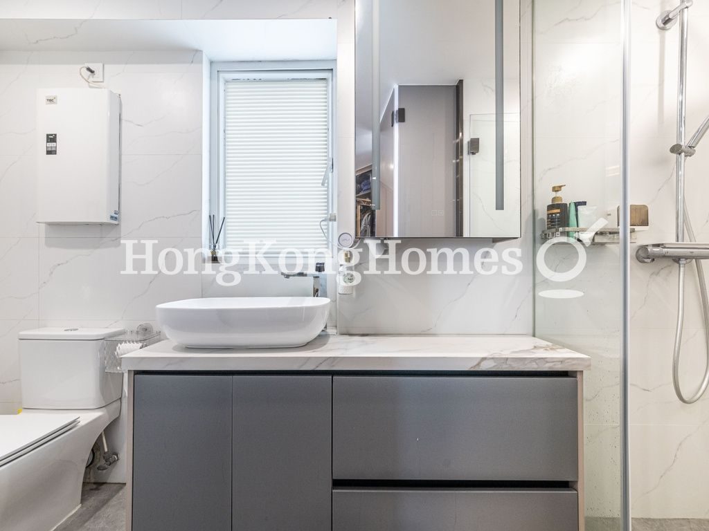 Master Bathroom — The Regalia - Block 2, Ho Man Tin / Waterloo Road