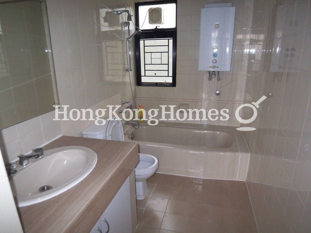 Master Bathroom — Grand Garden - Block 03, Repulse Bay