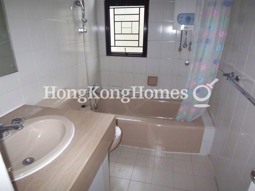Guest Bathroom — Grand Garden - Block 03, Repulse Bay