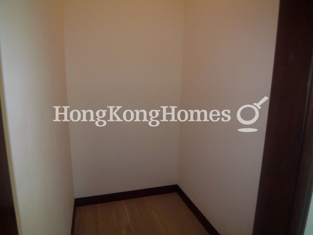 Walk-in Closet in Master Bedroom — The Legend - Block 03, Jardine's Lookout