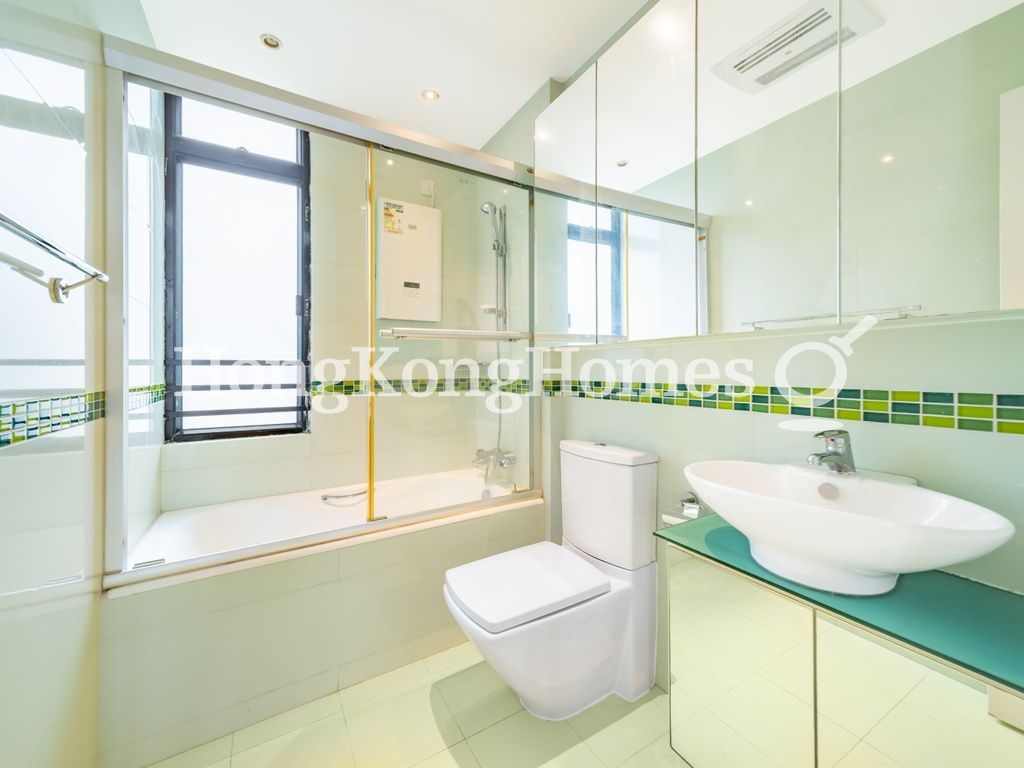 Guest Bathroom — Repulse Bay Road, 37 - Block 01, Repulse Bay