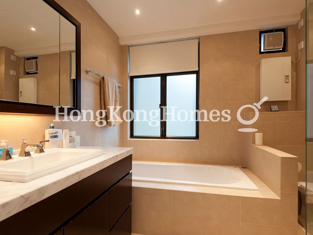 Master Bathroom — Ridge Court, No. 21C-D, Repulse Bay
