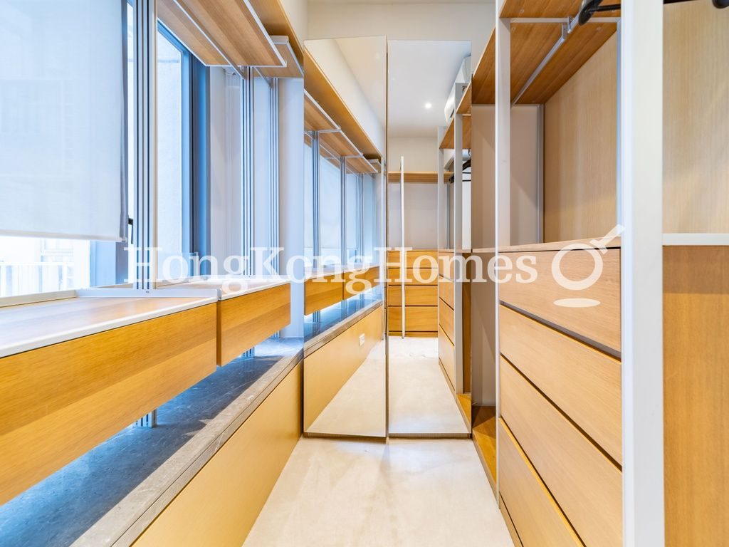 Walk-in Closet in Master Bedroom — Seymour, Mid-levels West