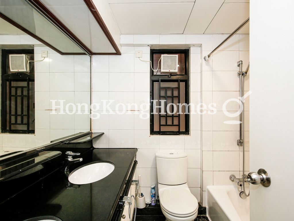 Guest Bathroom — Dynasty Court - Block 05, Mid-levels Central