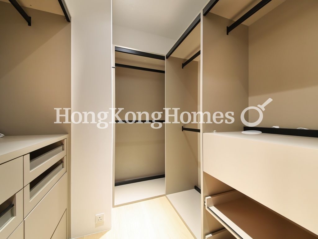 Walk-in Closet in Master Bedroom — Grosvenor House, Mid-levels Central