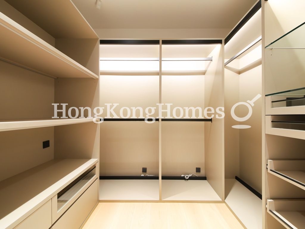 Walk-in Closet in Master Bedroom — Grosvenor House, Mid-levels Central