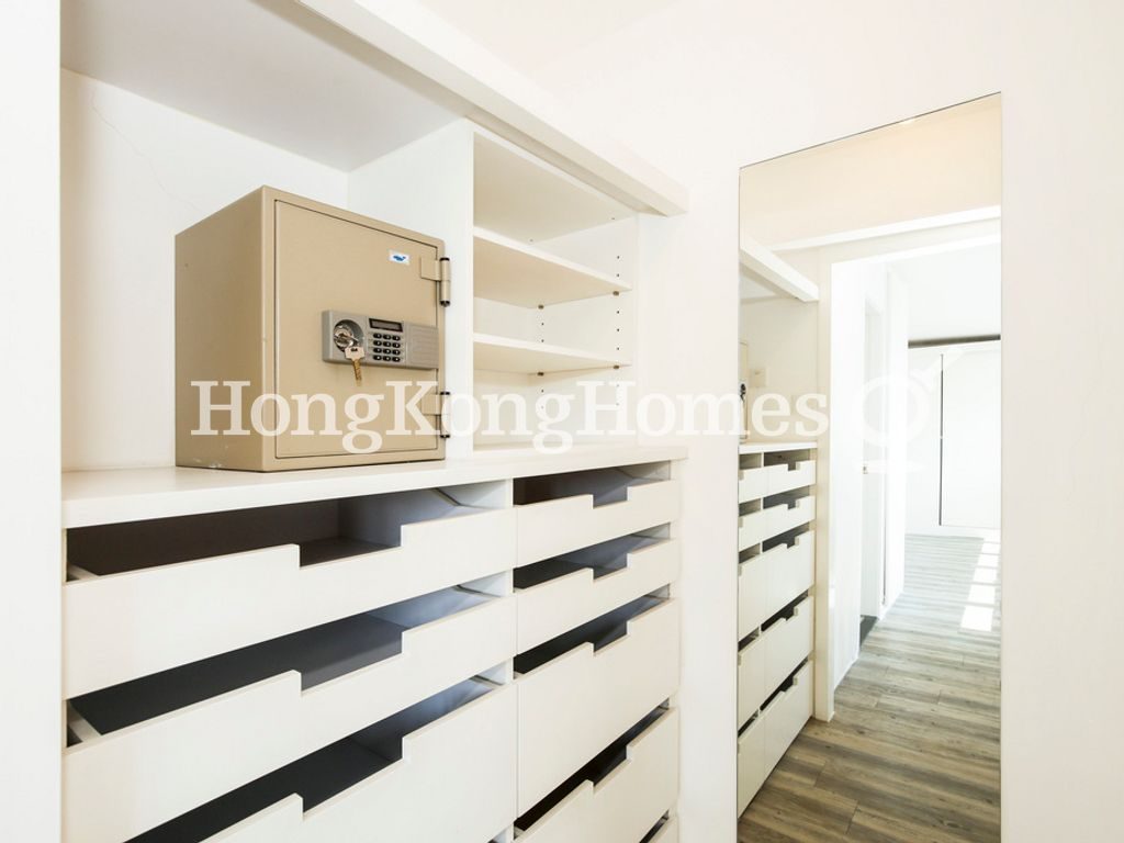 Walk-in Closet in Master Bedroom — Horizon Drive, 19-25, Chung Hom Kok