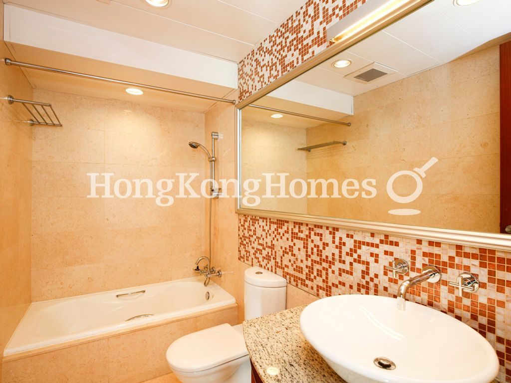 Guest Bathroom — Villas Sorrento, Pokfulam