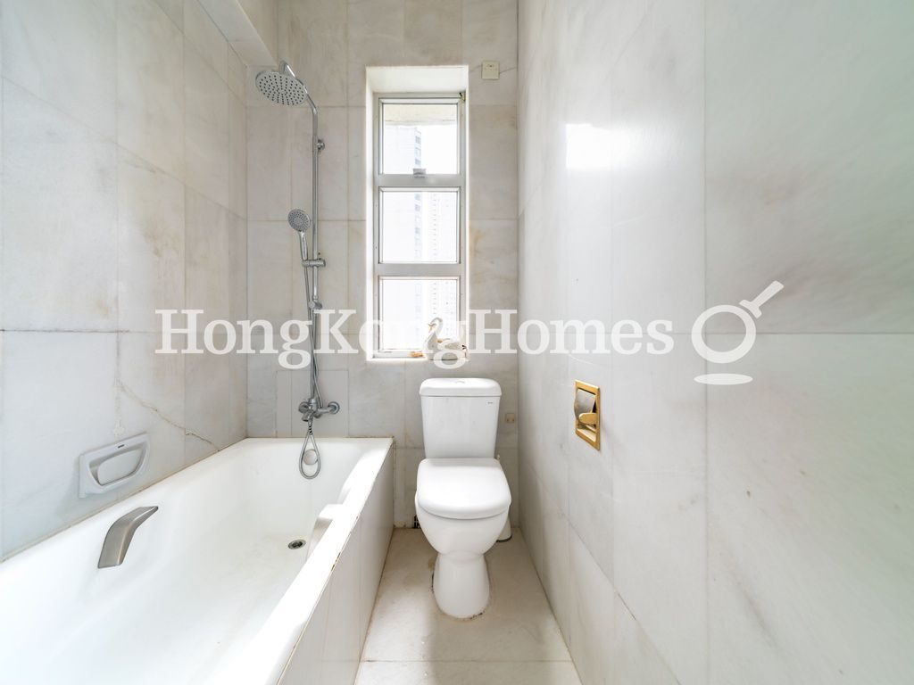 Second Ensuite Bathroom — Jardine's Lookout Garden Mansion - Block B, Tai Hang