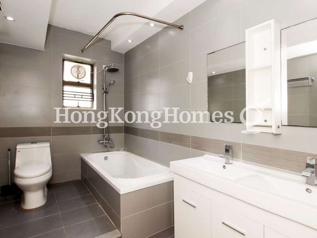 Master Bathroom — Sakura Court, Mid-levels East