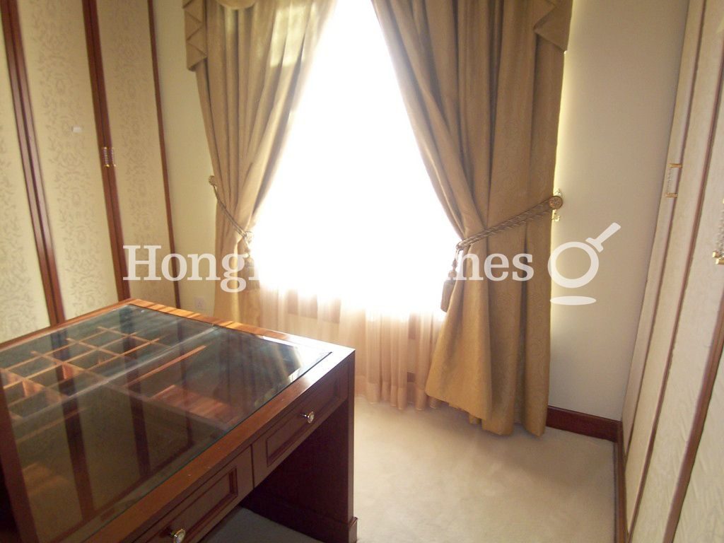 Built-in Wardrobe in Master Bedroom — The Redhill Peninsula - Block 05, Tai Tam