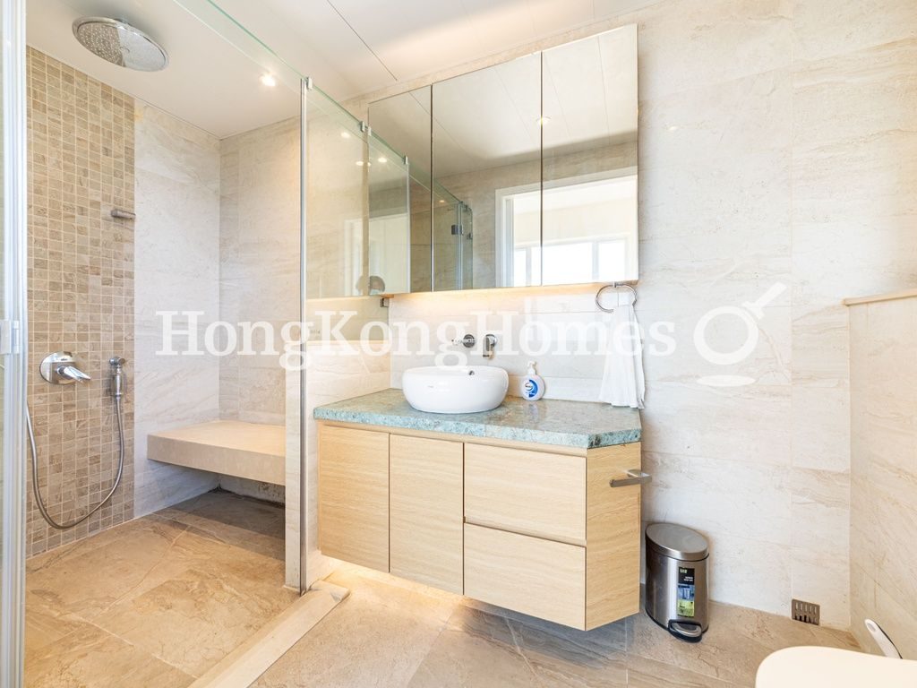 Master Bathroom — Vivian Court, The Peak