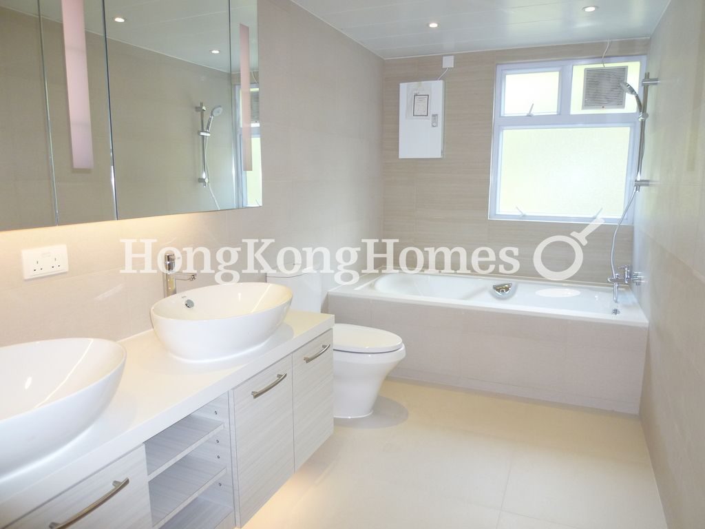 Master Bathroom — Grand Garden - Block 01, Repulse Bay