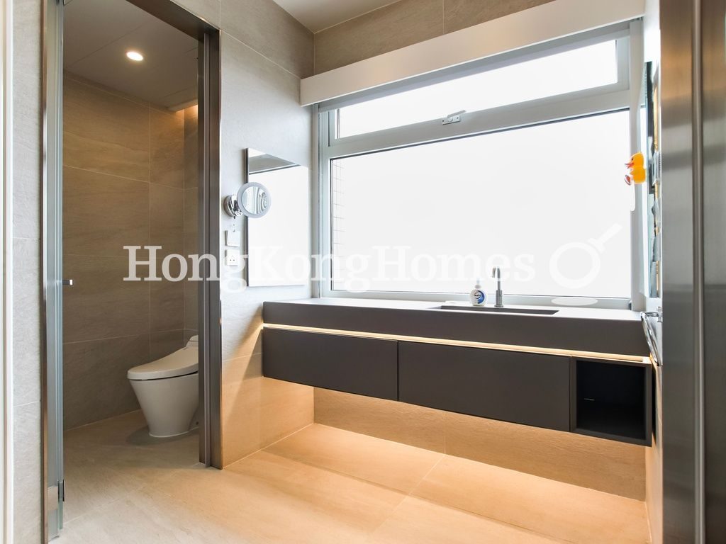 Master Bathroom — Vivian Court, The Peak