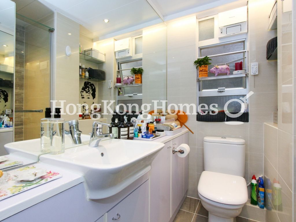 Bathroom — Hing Wah Mansions - Block B, Mid-levels West