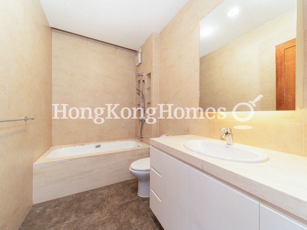 Guest Bathroom — La Hacienda - Apartment B, The Peak