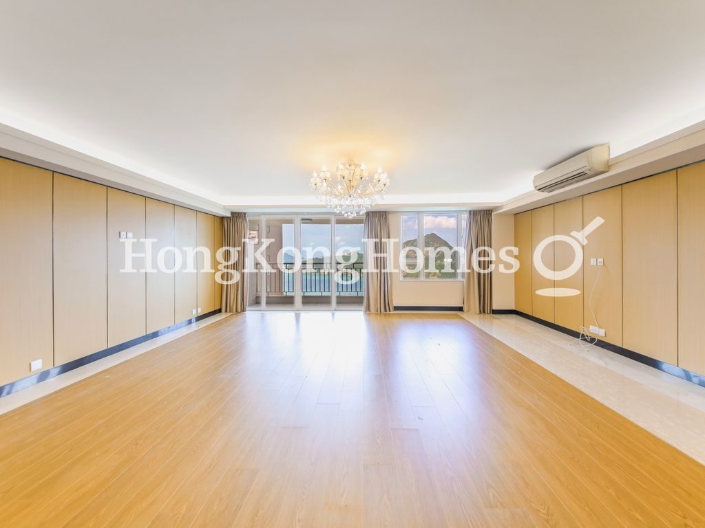 Living and Dining Room — Twin Brook, Repulse Bay