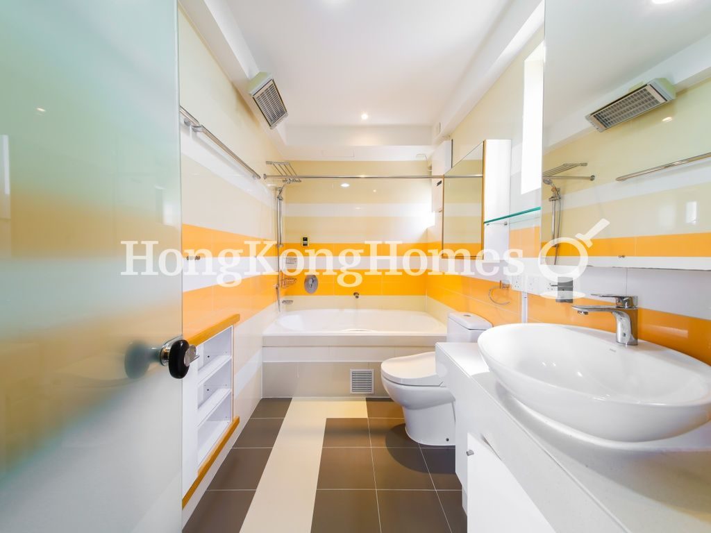 Master Bathroom — Twin Brook, Repulse Bay