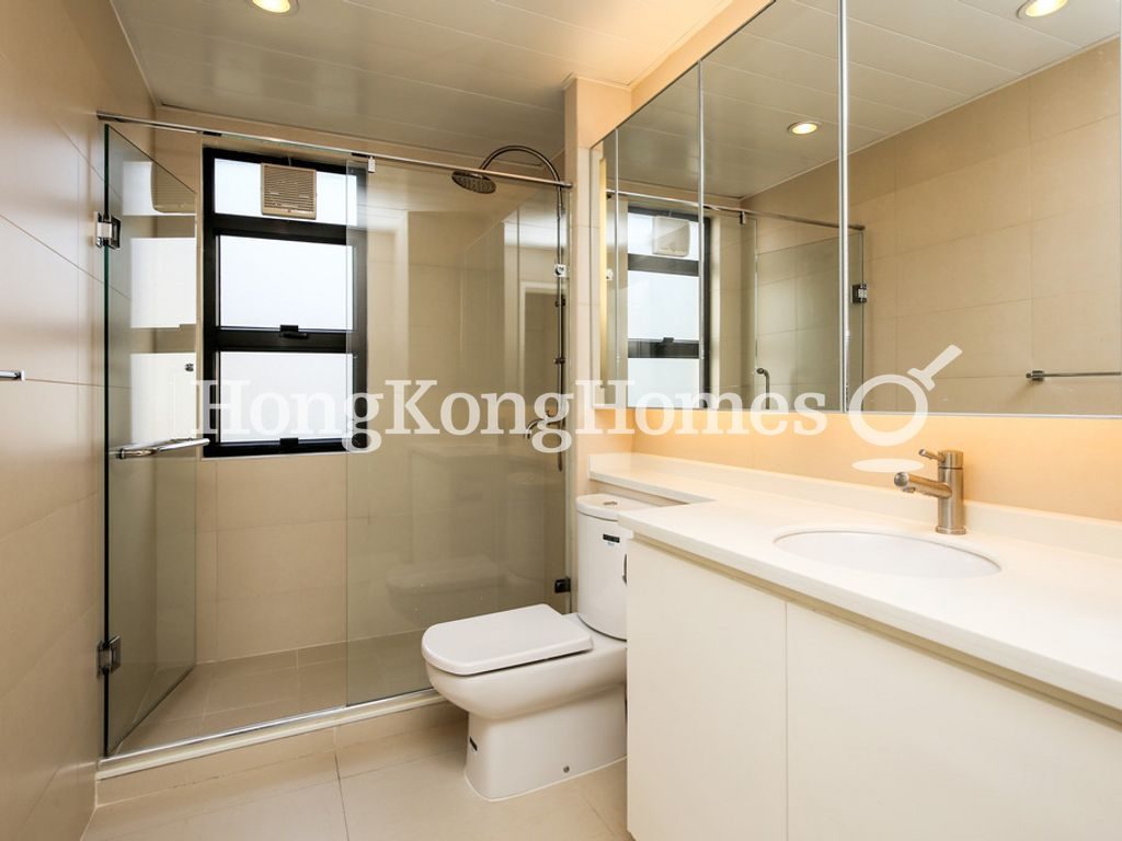 Guest Bathroom — Regent on the Park - Block 02, Mid-levels Central