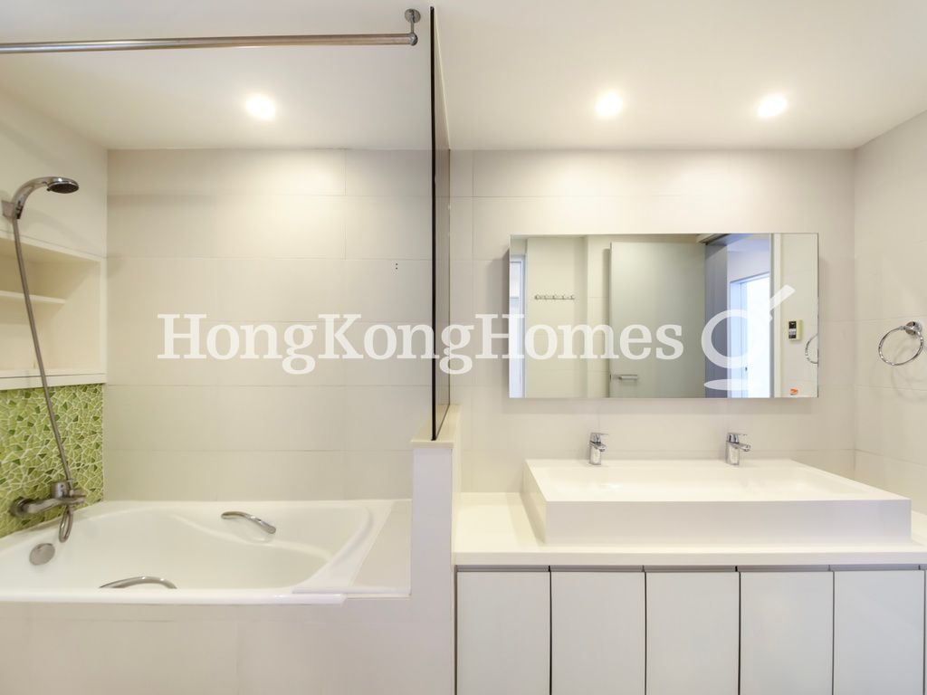 Guest Bathroom — Twin Brook, Repulse Bay