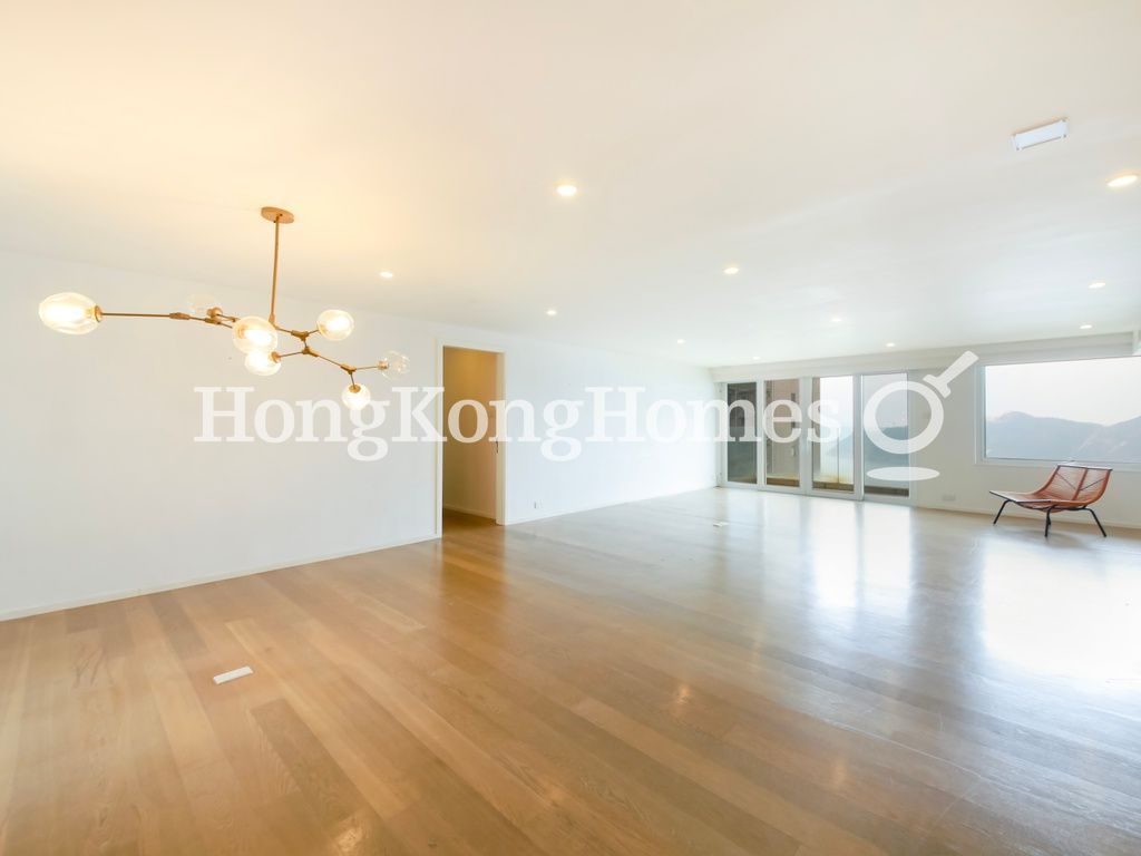 Living and Dining Room — Twin Brook, Repulse Bay