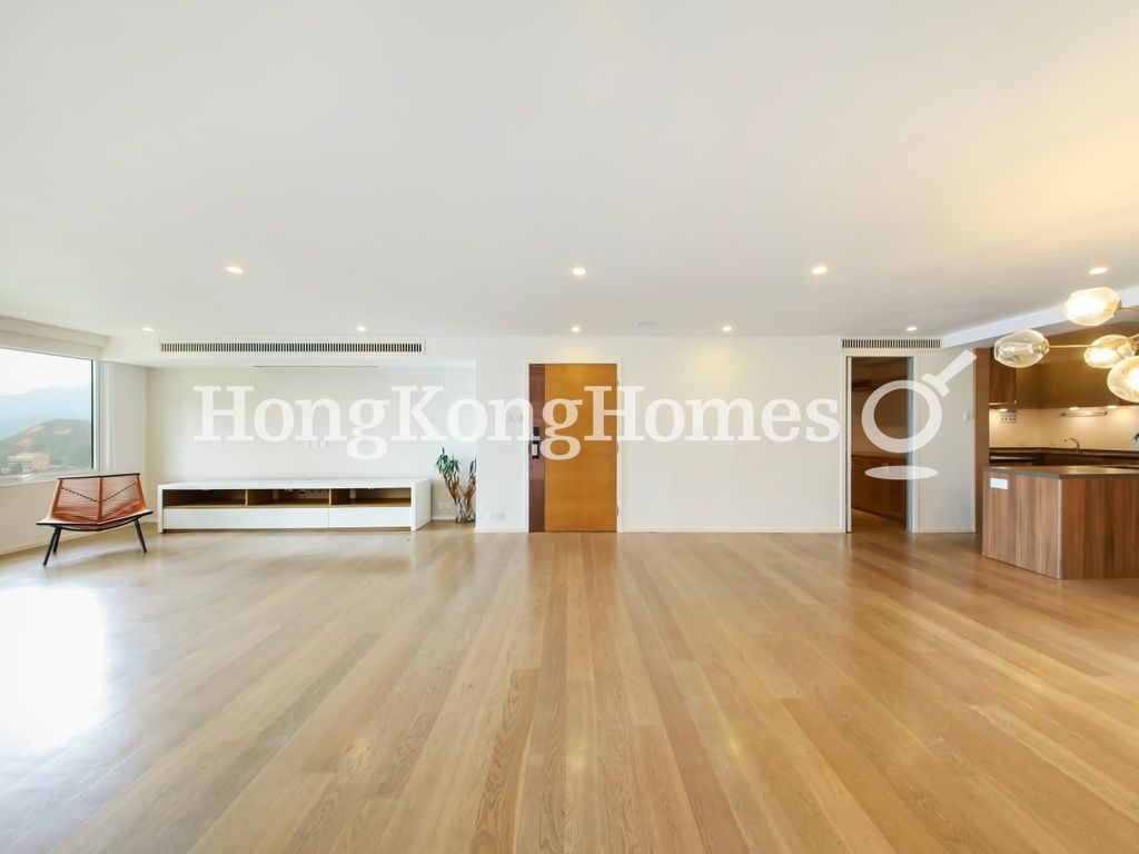 Living and Dining Room — Twin Brook, Repulse Bay
