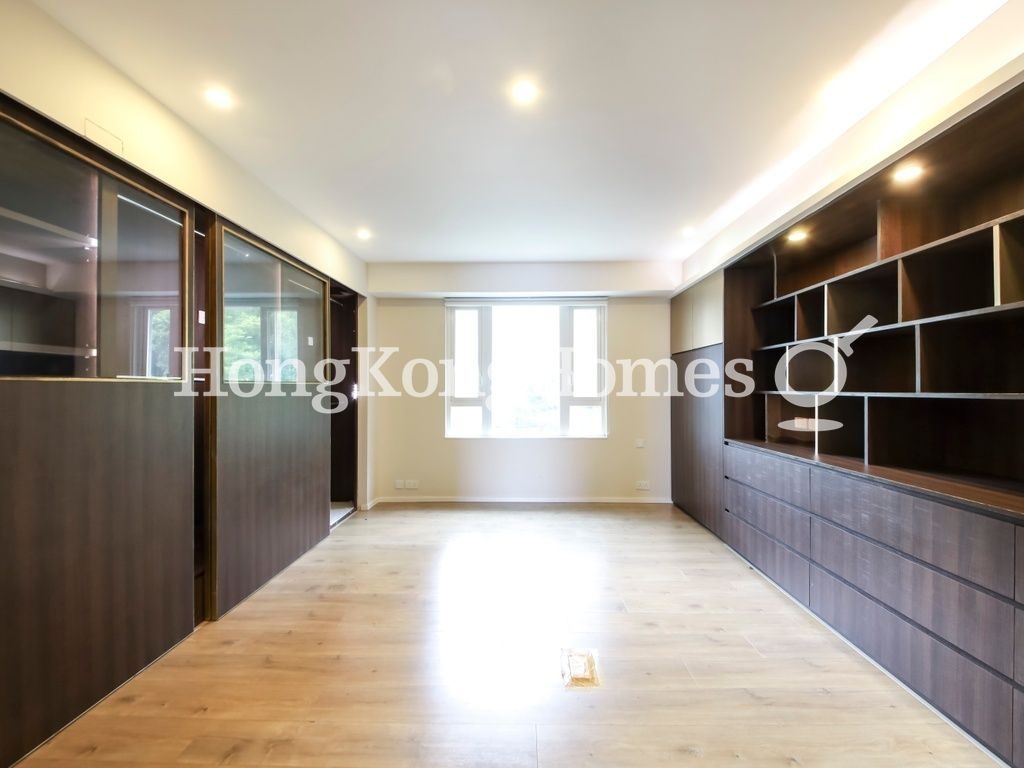 Walk-in Closet in Master Bedroom — Twin Brook, Repulse Bay
