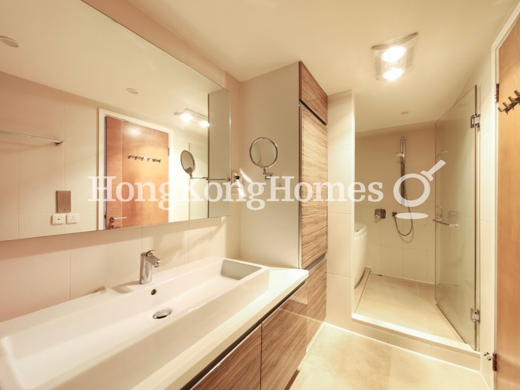 Master Bathroom — Twin Brook, Repulse Bay