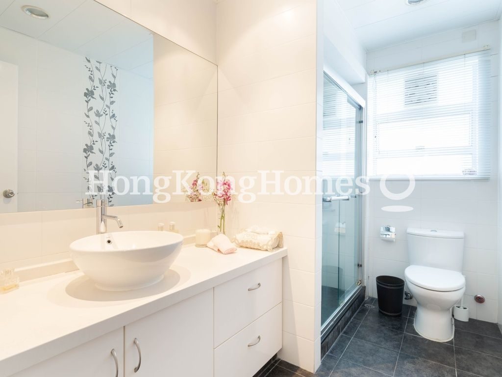Guest Bathroom — Bellevue Court - Block A, Mid-levels East