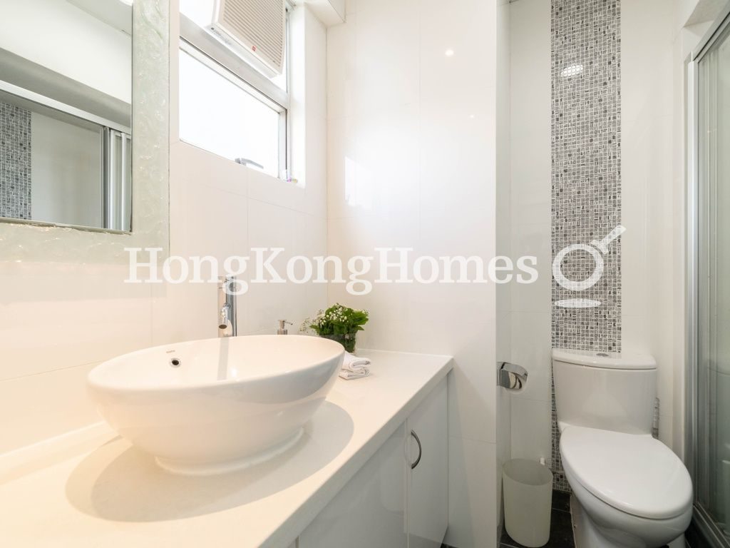 Second Ensuite Bathroom — Bellevue Court - Block A, Mid-levels East