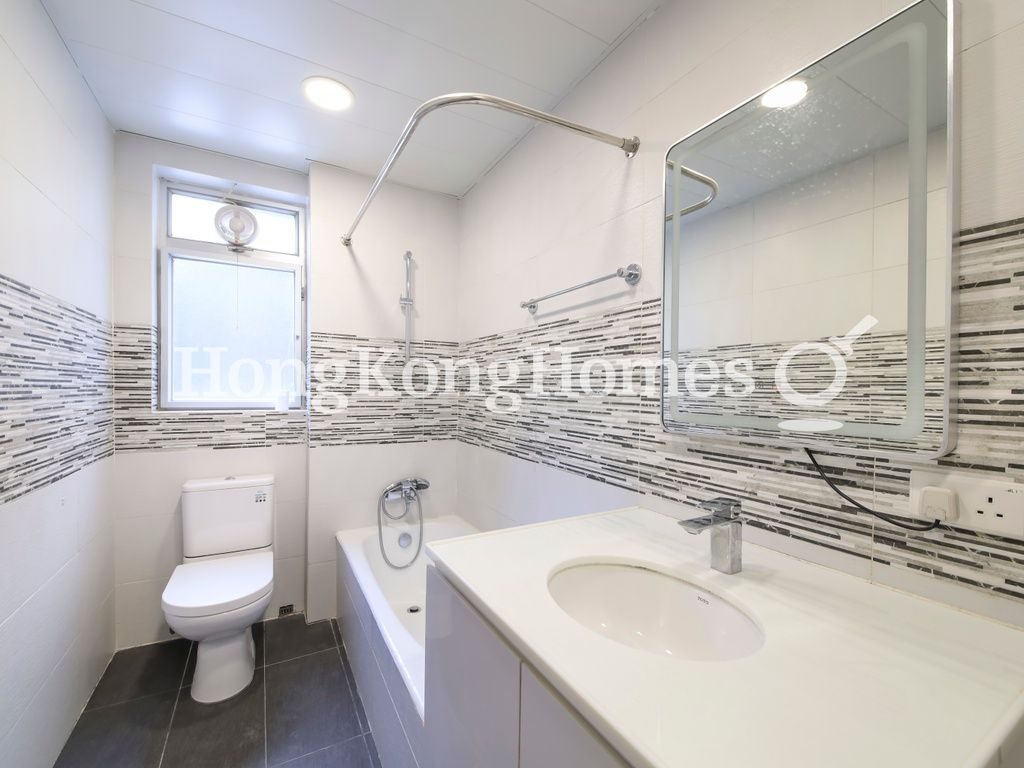 Guest Bathroom — Repulse Bay Garden - Block 03-04, Repulse Bay